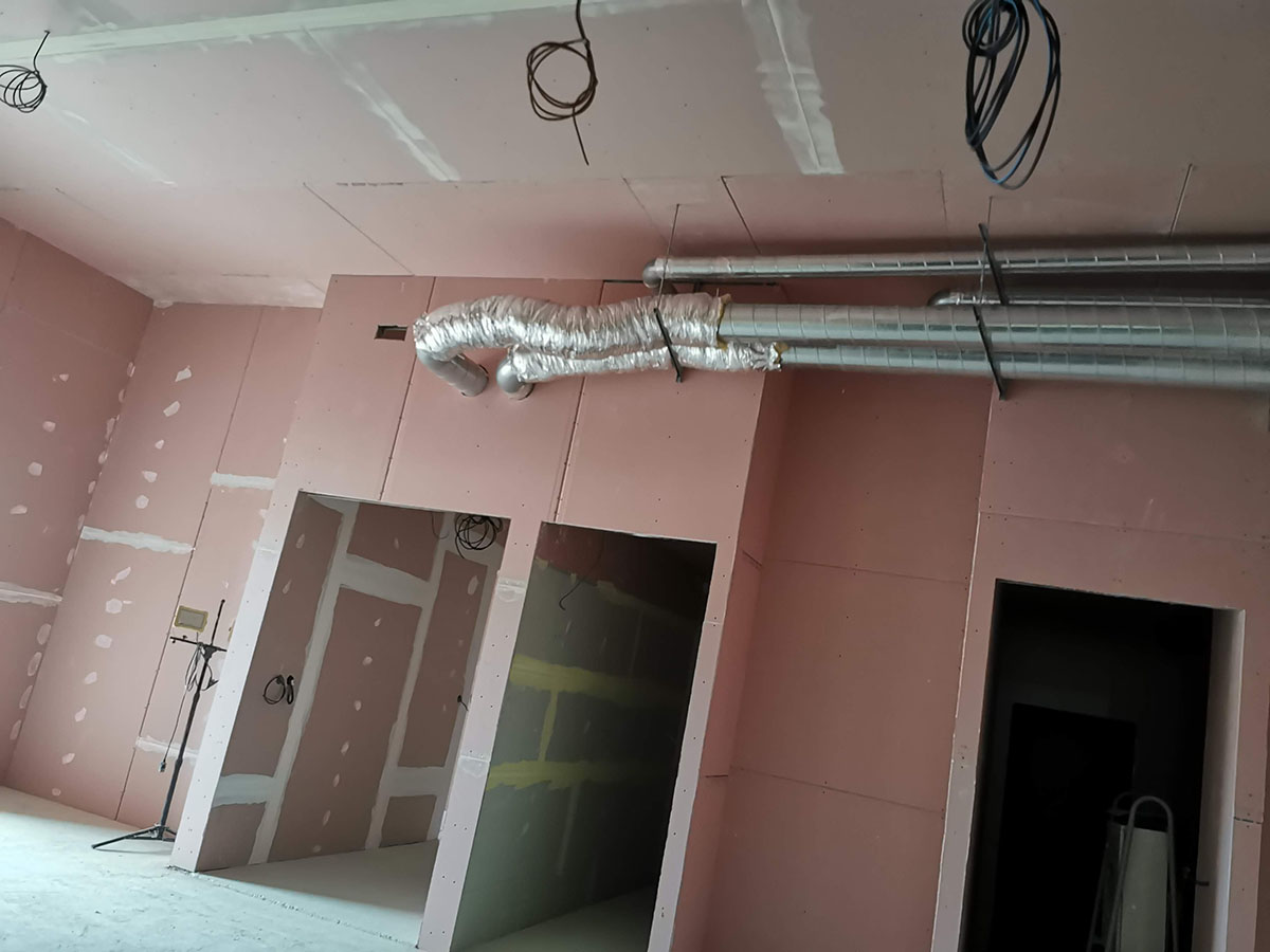 Akustické stropy a sádrokartonové příčky – Zubní ordinace Luhačovice